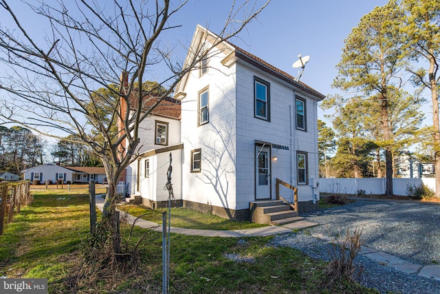 view of front of property with a front lawn