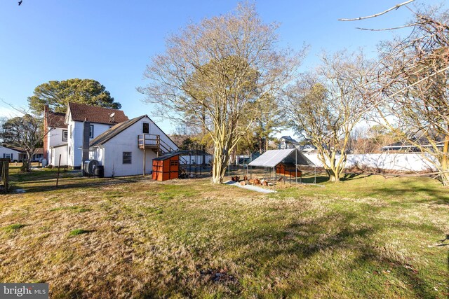 view of yard featuring an outbuilding