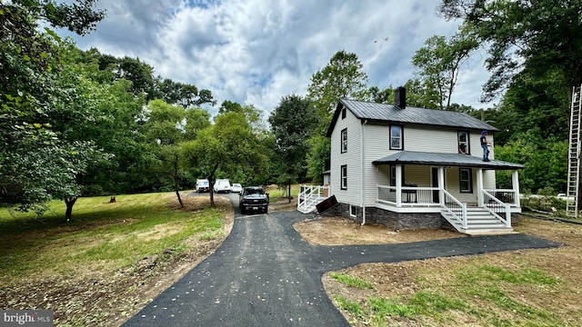 view of front of property featuring a front lawn and a porch