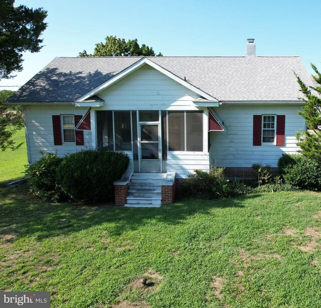 view of front facade featuring a front yard and cooling unit