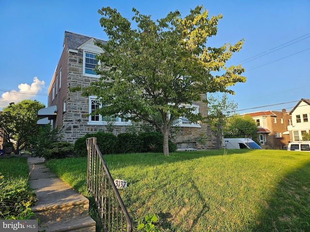 view of front of home with a front lawn