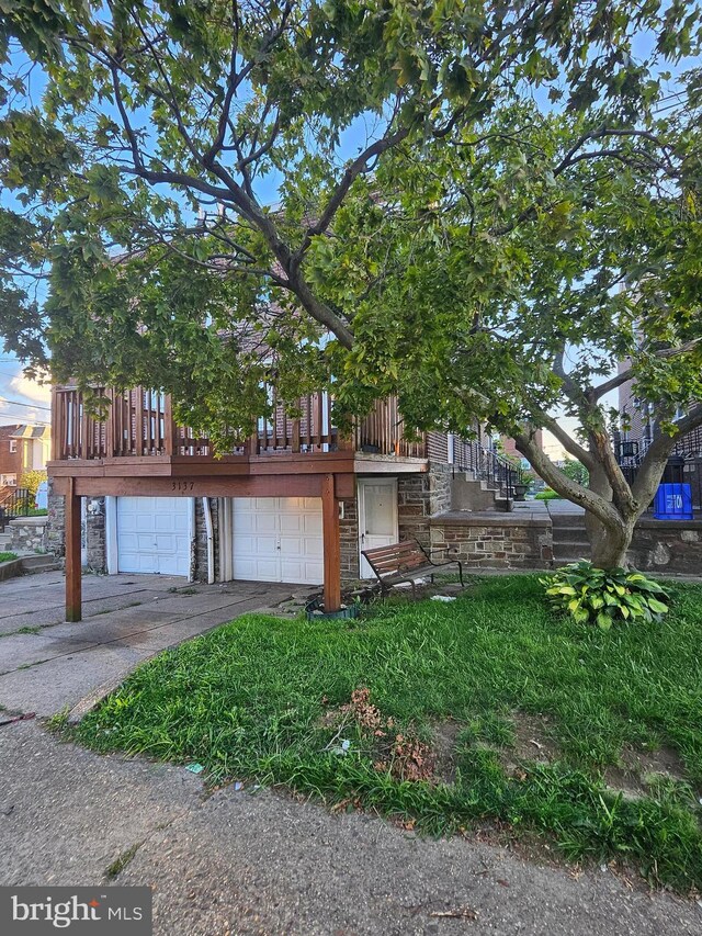 view of front facade with a garage