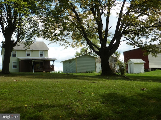 view of yard featuring a shed