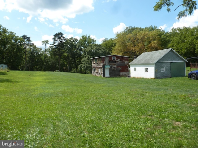 view of yard featuring an outbuilding