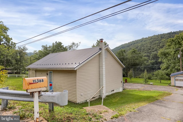 view of side of property featuring a lawn