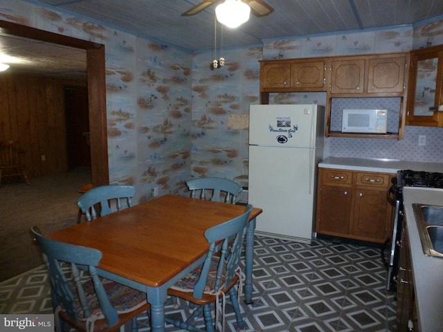 dining space featuring ceiling fan