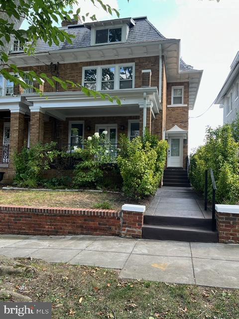 view of front of home featuring a porch