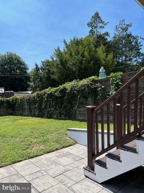 view of yard featuring a patio area