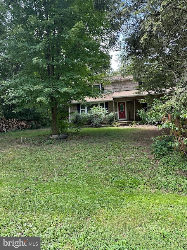 view of front facade featuring a front lawn