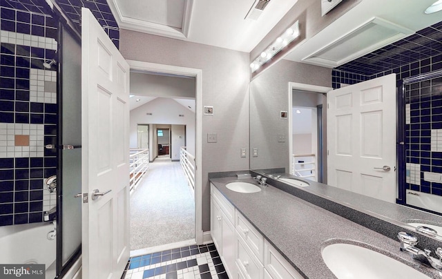 bathroom with vanity and tiled shower / bath