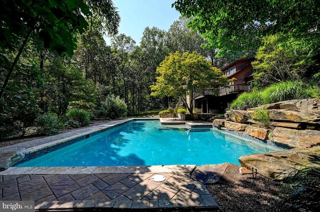 view of swimming pool