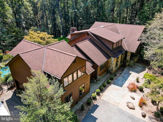 birds eye view of property featuring a wooded view