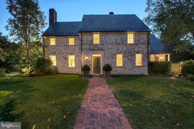 colonial house featuring a yard