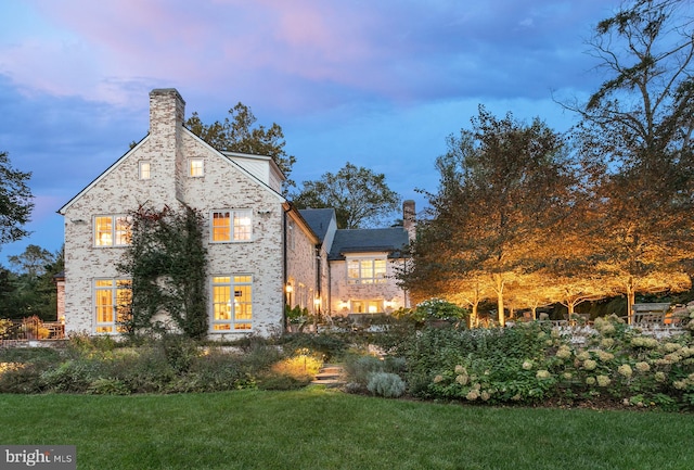 view of front of house featuring a lawn