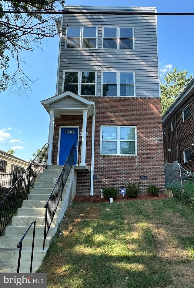 view of front of property featuring a front yard