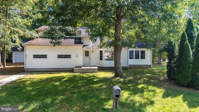 view of front facade featuring a front lawn