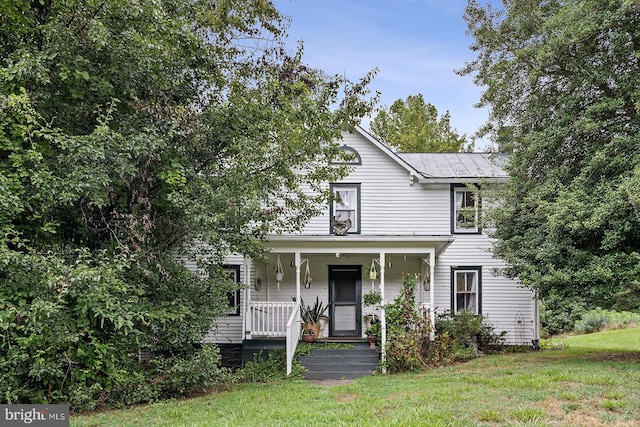 view of front facade featuring covered porch and a front yard