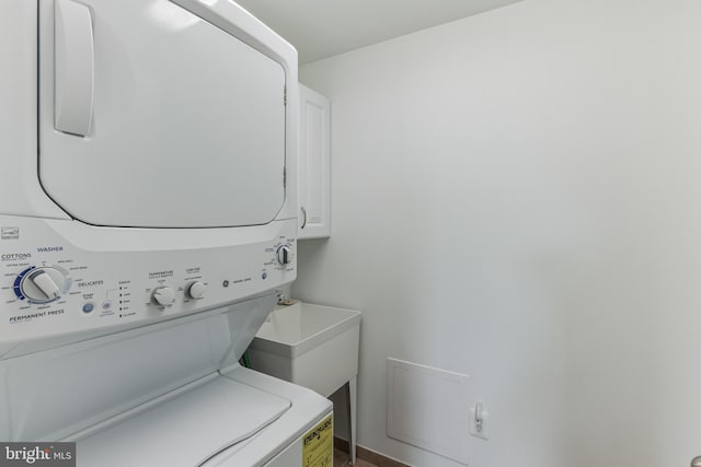 laundry room with stacked washer / drying machine and sink