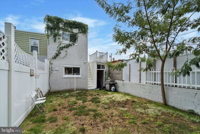 view of yard featuring a balcony