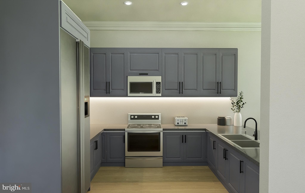 kitchen featuring sink, crown molding, gray cabinetry, stainless steel electric stove, and light wood-type flooring