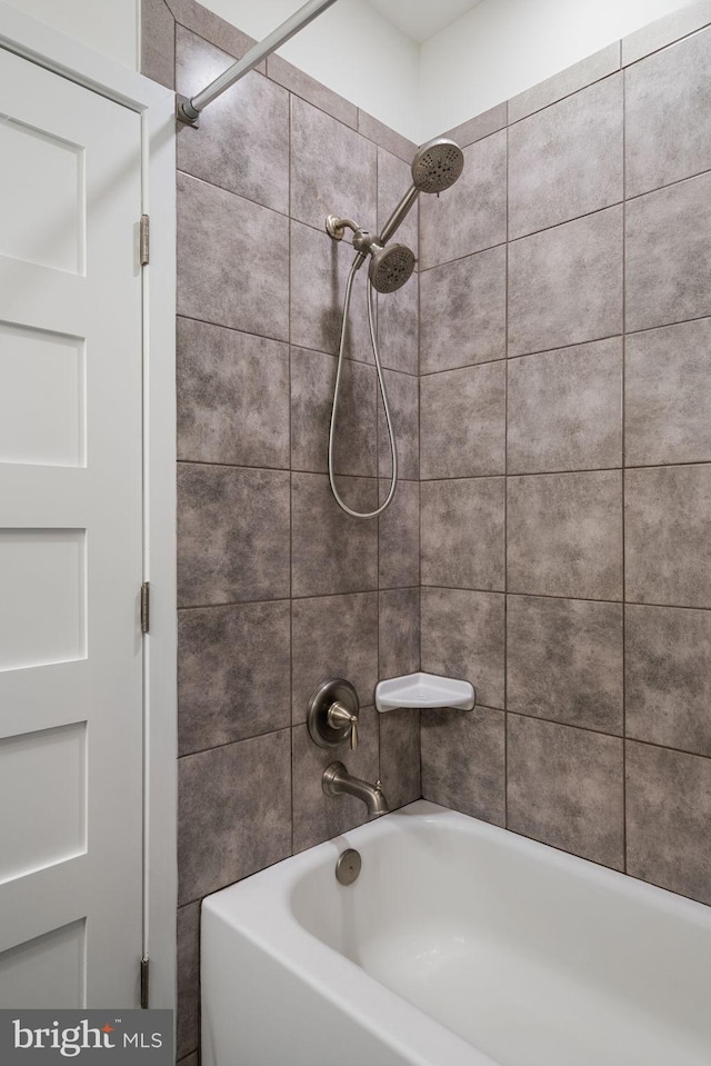 bathroom with tiled shower / bath