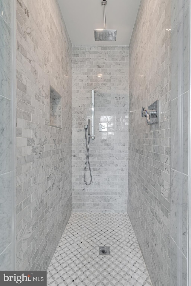 bathroom featuring tiled shower