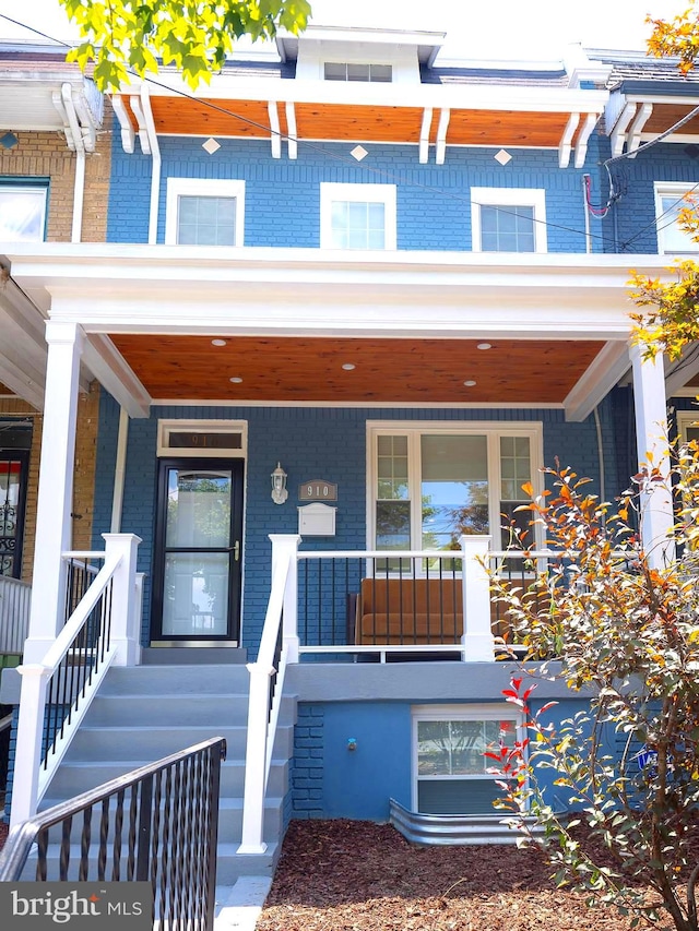 view of front facade featuring a porch