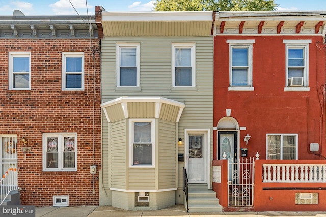 townhome / multi-family property featuring cooling unit