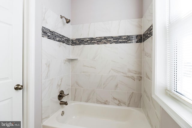 bathroom with tiled shower / bath combo