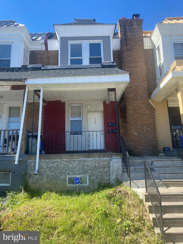 townhome / multi-family property featuring covered porch