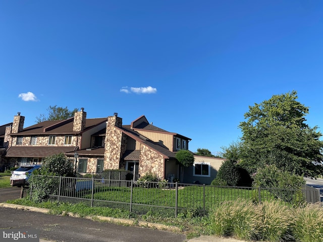 view of front of home featuring a front lawn