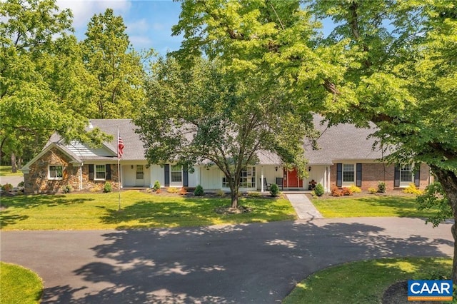 view of front of property with a front yard