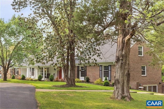 view of front of house featuring a front yard