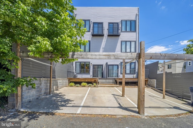 view of front of property featuring a pergola