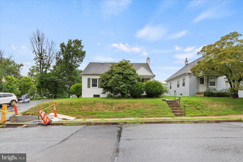 view of front of property featuring a front lawn