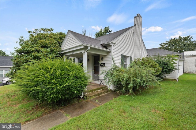 view of front facade with a front lawn