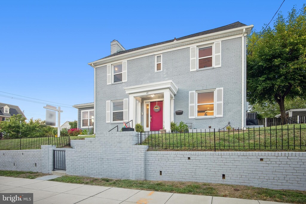 view of front of house with a front yard