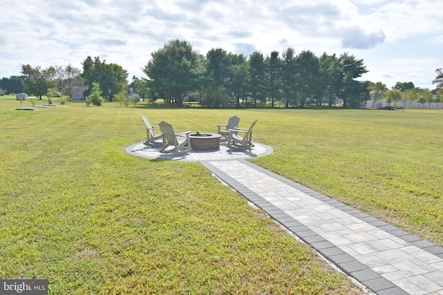 view of yard featuring an outdoor fire pit