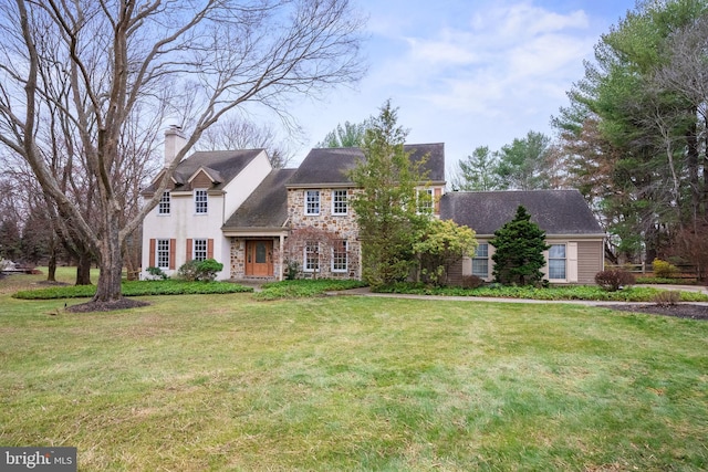 view of front of home featuring a front yard