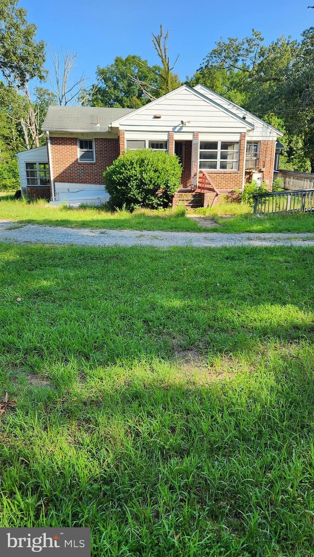 view of front of property with a front yard