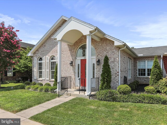 view of front of property featuring a front yard