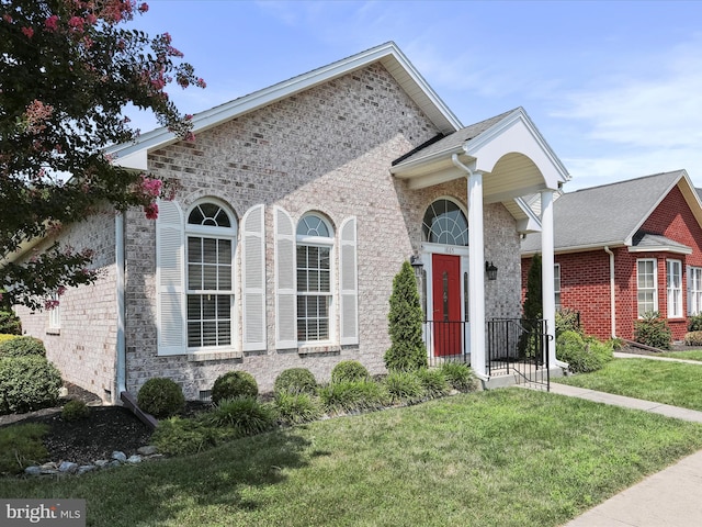 view of front of house with a front lawn