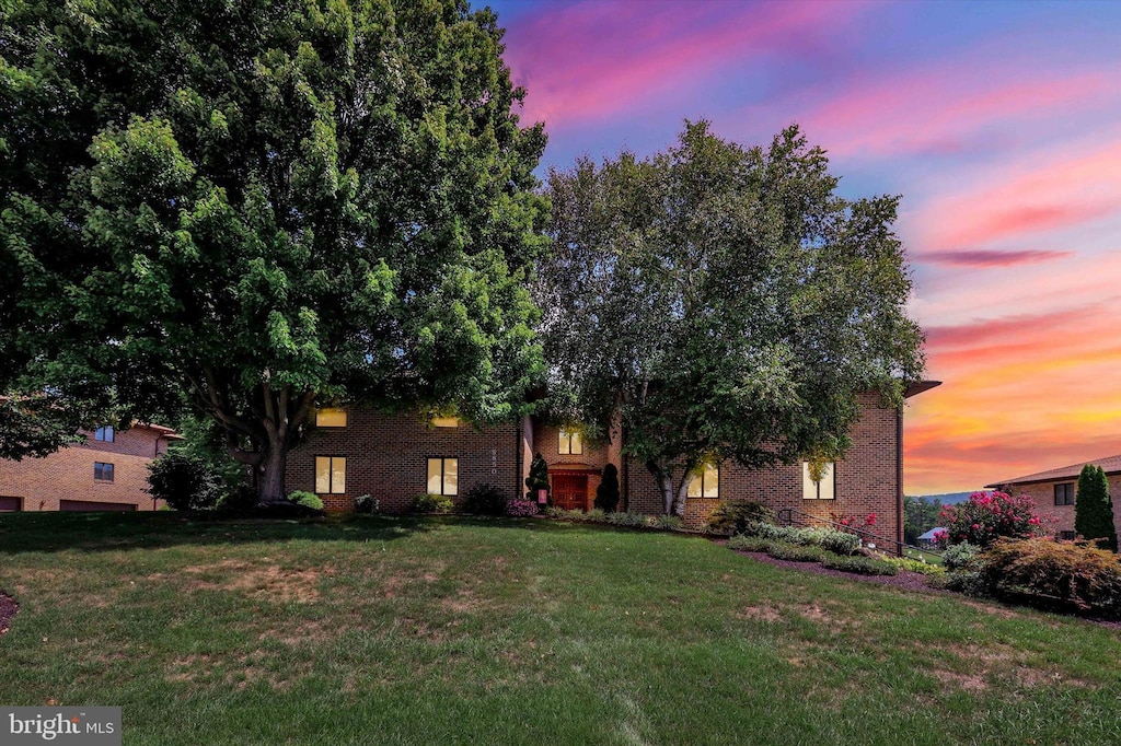 view of front of property featuring a yard