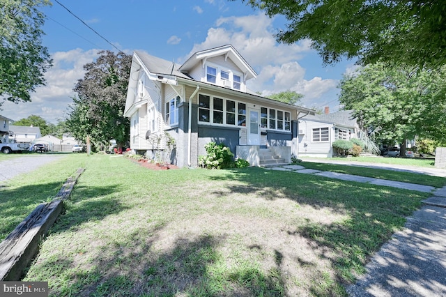 view of front of property featuring a front lawn