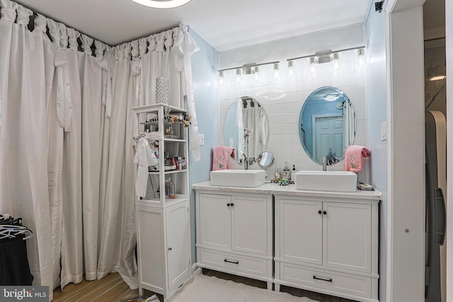 bathroom featuring dual bowl vanity