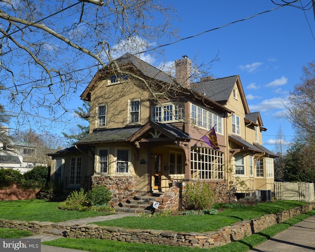 view of front of home with a front lawn