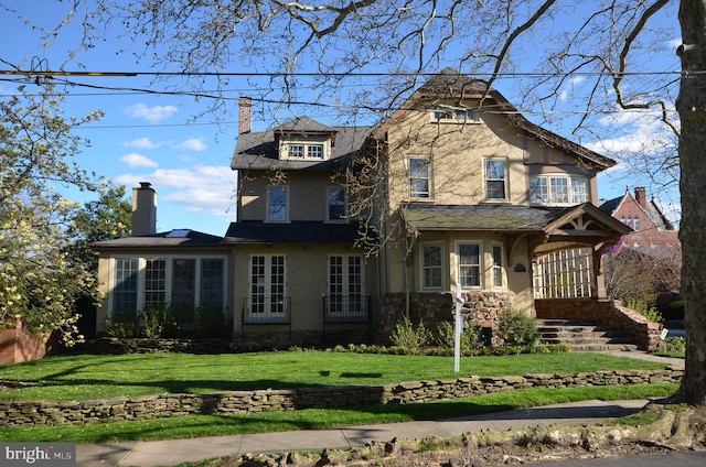 view of front of property featuring a front lawn