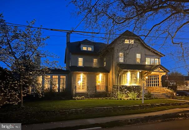 view of front of property with a front lawn