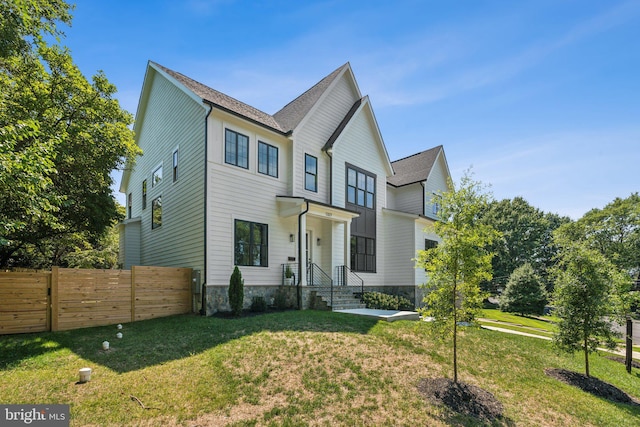 view of front of home featuring a front yard