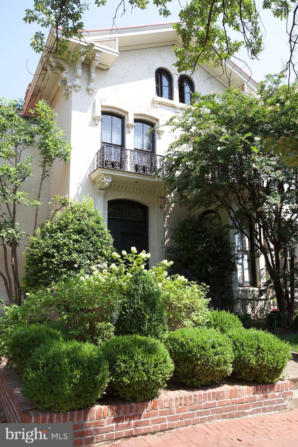 view of front of home featuring a balcony